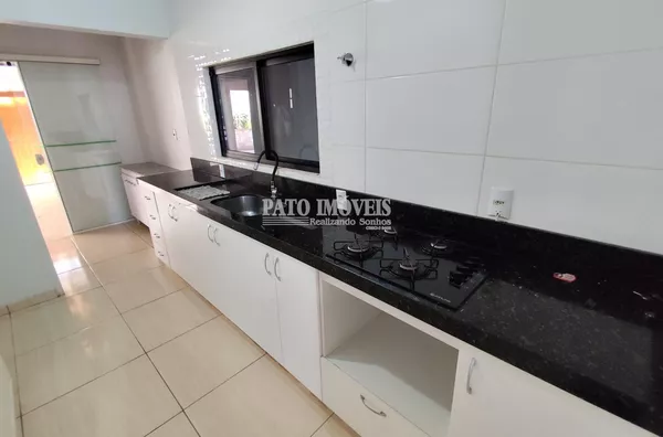 CASA COM EXCELENTE PADRÃO NO BAIRRO FRARON