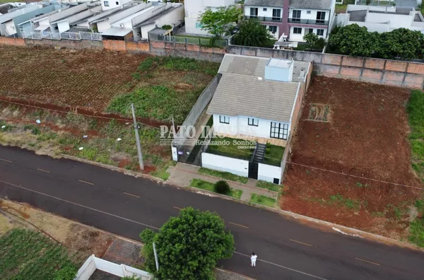 CASA COM EXCELENTE PADRÃO NO BAIRRO FRARON