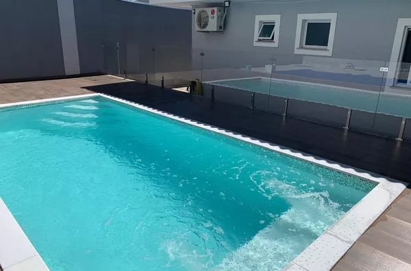 CASA COM PISCINA PARA VENDA NO BAIRRO BOQUEIRÃO