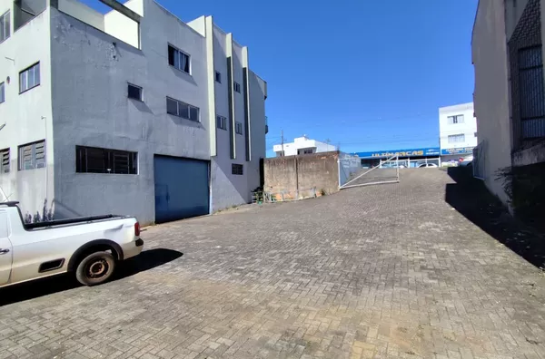 BARRACÃO PARA LOCAÇÃO NA AVENIDA TUPI