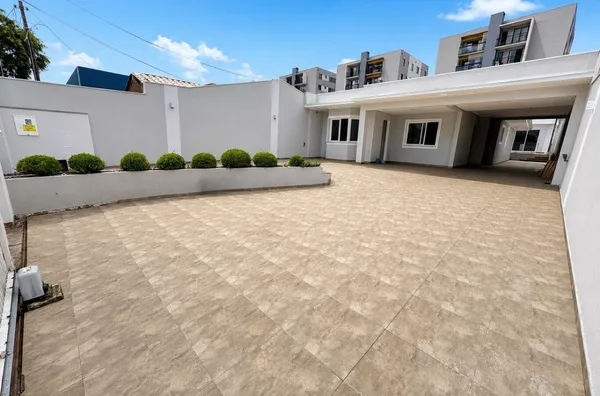 CASA COM PISCINA PARA VENDA NO BAIRRO BOQUEIRÃO