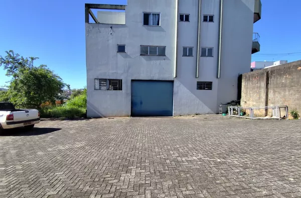 BARRACÃO PARA LOCAÇÃO NA AVENIDA TUPI