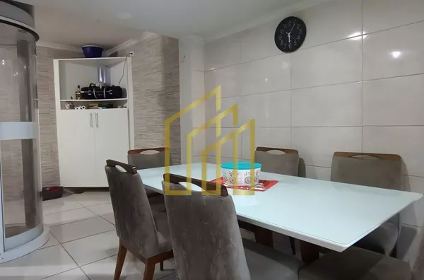 TRIPLEX COM ELEVADOR À VENDA NO CAJURU, CURITIBA | 3 SUÍTES | 180M² | CONDOMÍNIO FECHADO