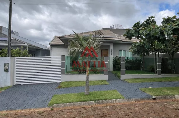CASA PLANA DE ALTO PADRÃO COM PISCINA NO BAIRRO FRARON