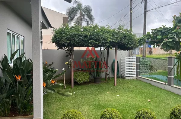 CASA PLANA DE ALTO PADRÃO COM PISCINA NO BAIRRO FRARON