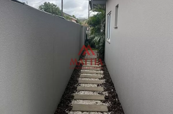 CASA PLANA DE ALTO PADRÃO COM PISCINA NO BAIRRO FRARON