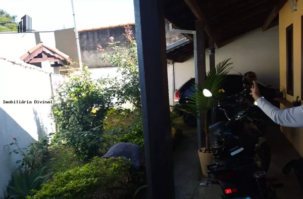 Casa para Venda em Ouro Fino / MG no bairro VARZEA