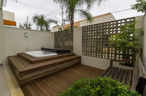 Deck jacuzzi