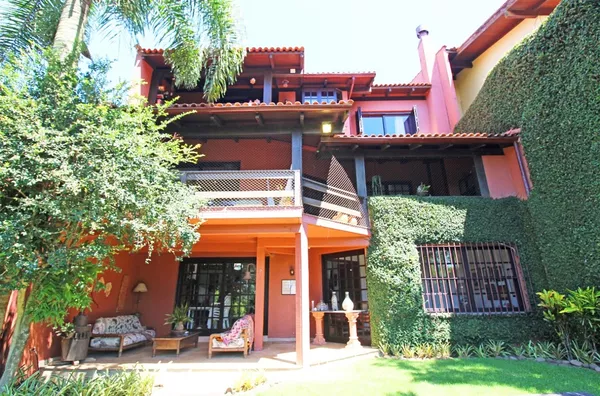 Casa em Condomínio no bairro Santa Tereza