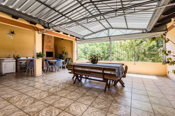Casa comercial de esquina no bairro Tristeza