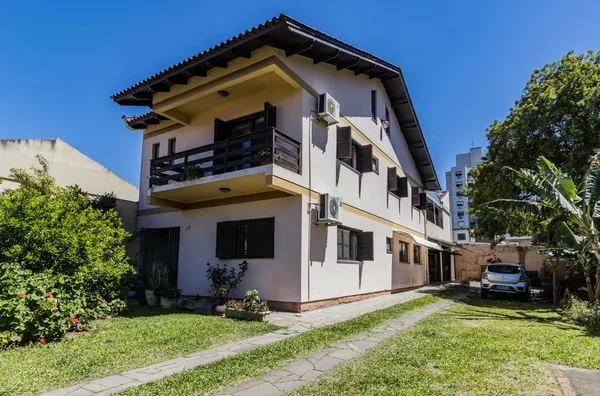 Casa comercial de esquina no bairro Tristeza