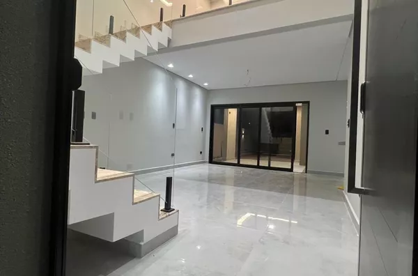 Sobrado com 3 dormitórios, sendo 1 suíte, 190m² de área privada - Condomínio Santa Mônica, Parque Residencial Maria Elmira em Caçapava/SP - Foto 3