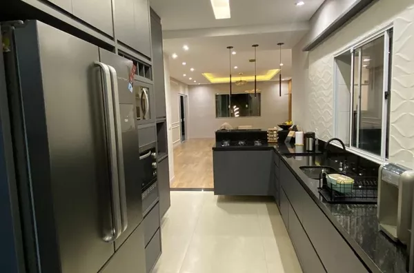 Casa com 4 dormitórios, sendo 1 suíte, 230m² - Foto 6