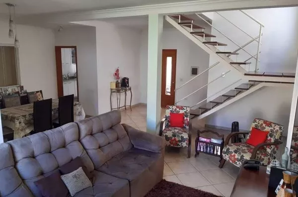 Sobrado com 4 dormitórios sendo 1 suíte 220m² - Foto 2