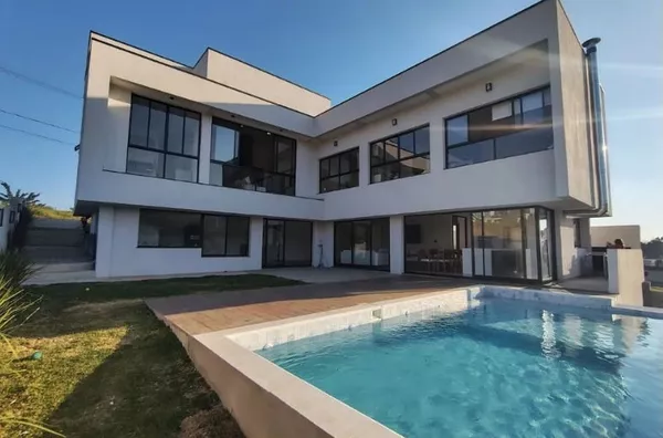 Casa com 4 quartos sendo 2 suítes - 310m² - Foto 1