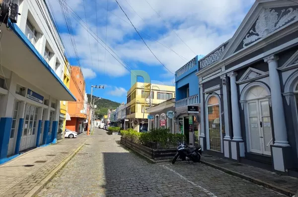 Sala Comercial para Aluguel no bairro Centro - Laguna, SC