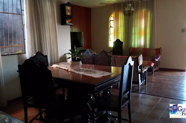 Casa com 3 quartos mais suíte varanda, ótima construção ,quintal ,mais 2 moradias com  2 e 3 quartos .