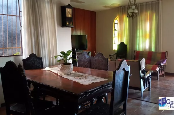Casa com 3 quartos mais suíte varanda, ótima construção ,quintal ,mais 2 moradias com  2 e 3 quartos .