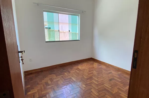 VENDE CASA DE 3 QUARTOS COM SUITE MAIS CASA INDEPENDENTE FUNDOS OTIMO ACABAMENTO.