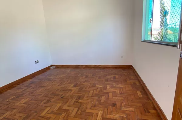 VENDE CASA DE 3 QUARTOS COM SUITE MAIS CASA INDEPENDENTE FUNDOS OTIMO ACABAMENTO.