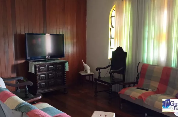 Casa com 3 quartos mais suíte varanda, ótima construção ,quintal ,mais 2 moradias com  2 e 3 quartos .