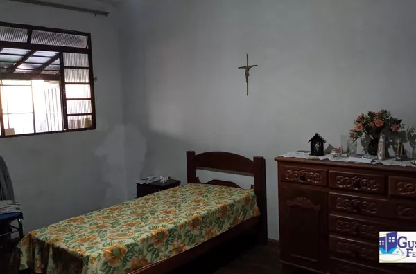 Casa com 3 quartos mais suíte varanda, ótima construção ,quintal ,mais 2 moradias com  2 e 3 quartos .