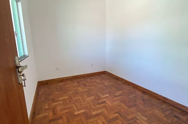 VENDE CASA DE 3 QUARTOS COM SUITE MAIS CASA INDEPENDENTE FUNDOS OTIMO ACABAMENTO.