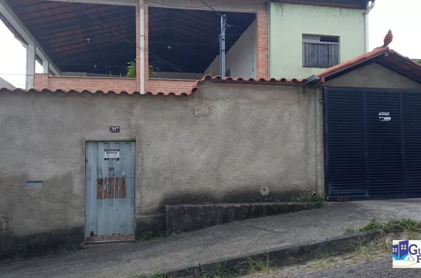 Dois lotes juntos ,excelente Casa 2 pavimentos mais 2 casas independentes,quintal grande.