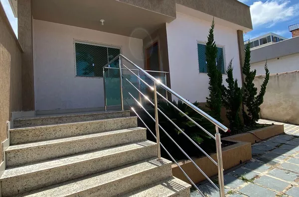 VENDE CASA DE 3 QUARTOS COM SUITE MAIS CASA INDEPENDENTE FUNDOS OTIMO ACABAMENTO.