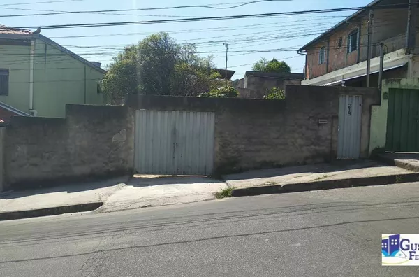 Dois lotes juntos ,excelente Casa 2 pavimentos mais 2 casas independentes,quintal grande.