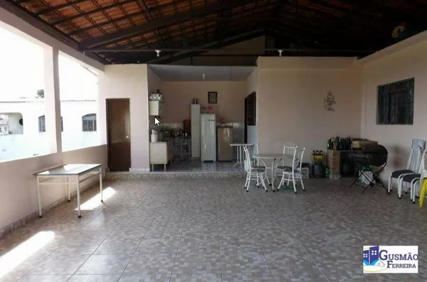 Excelente casa dois pavimentos varanda espaçosa em cima, patio e mais 1 casa fundos.