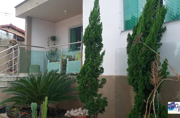 VENDE CASA DE 3 QUARTOS COM SUITE MAIS CASA INDEPENDENTE FUNDOS OTIMO ACABAMENTO.