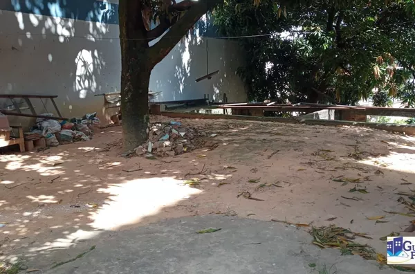 Vende Lote Comercial e residencial com saída para avenida e rua.