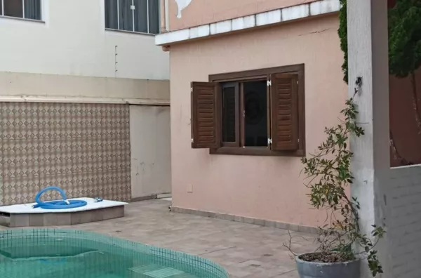 VENDA DE UMA CASA EM CAMBORIU COM PISCINA