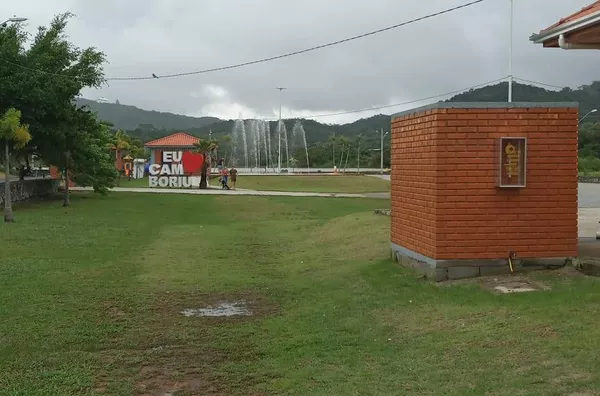 VENDA DE UMA CASA EM CAMBORIU COM PISCINA
