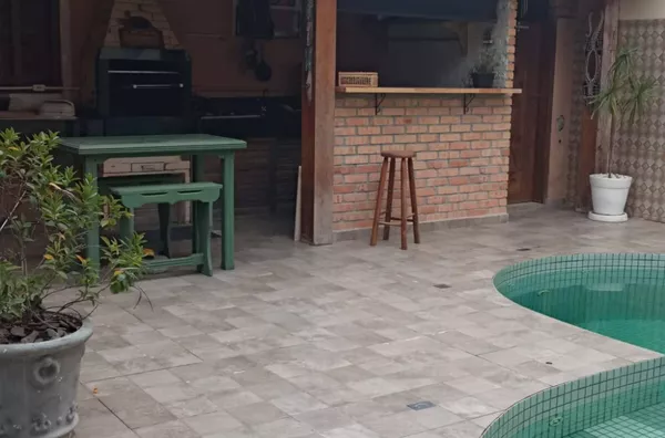 VENDA DE UMA CASA EM CAMBORIU COM PISCINA