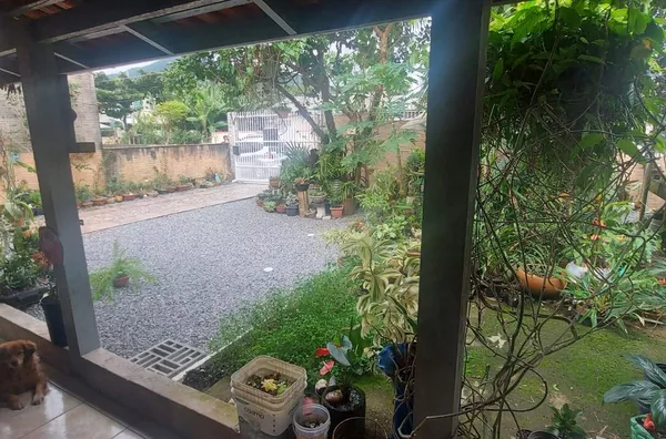 VENDE UMA CASA NO BAIRRO PEREQUE PORTO BELO SC
