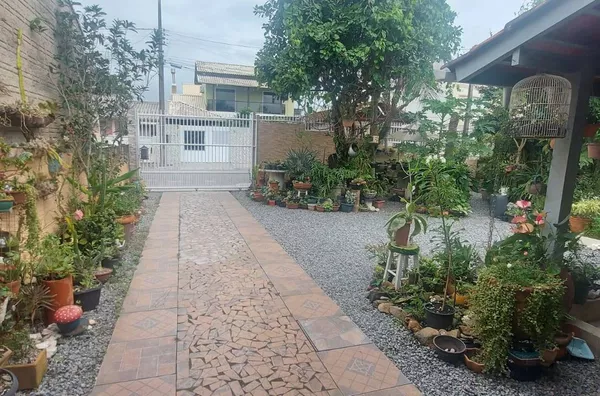 VENDE UMA CASA NO BAIRRO PEREQUE PORTO BELO SC