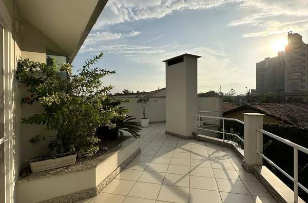 VENDA DE UMA CASA COM PISCINA NA MEIA PRAIA SC