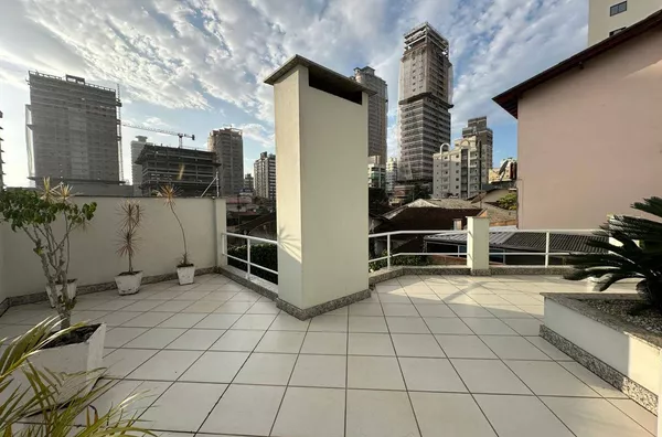 VENDA DE UMA CASA COM PISCINA NA MEIA PRAIA SC