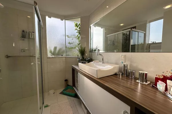 VENDA DE UMA CASA COM PISCINA NA MEIA PRAIA SC
