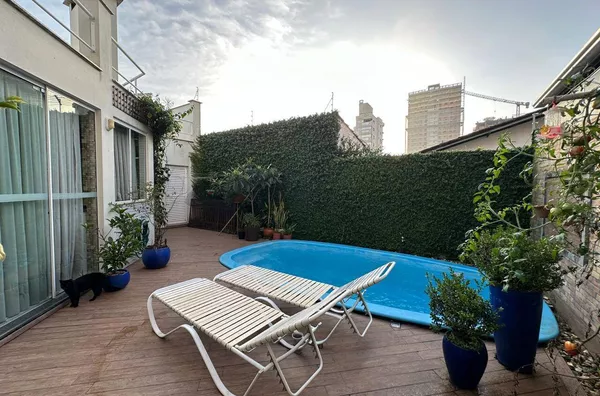 VENDA DE UMA CASA COM PISCINA NA MEIA PRAIA SC