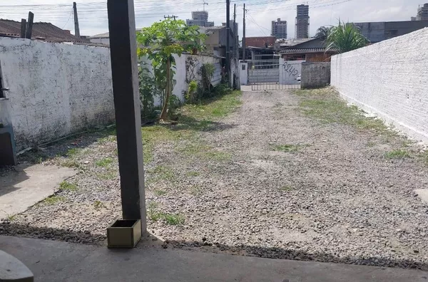 aluga-se uma casa anual  para funcionário de obras