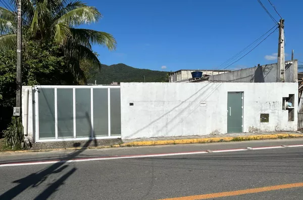 CASA A VENDA  COM 2 FLETS EM PORTO BELO SC