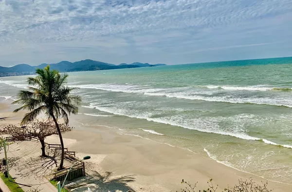 LOCAÇÃO TEMPORADA FRENTE MAR MEIA PRAIA SC