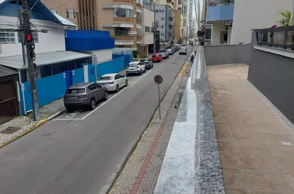 VENDO UM APARTAMENTO NA MEIA PRAIA BEM LOCALIZADO