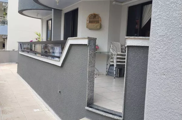 VENDO UM APARTAMENTO NA MEIA PRAIA BEM LOCALIZADO
