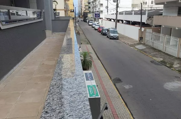VENDO UM APARTAMENTO NA MEIA PRAIA BEM LOCALIZADO