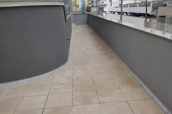 VENDO UM APARTAMENTO NA MEIA PRAIA BEM LOCALIZADO