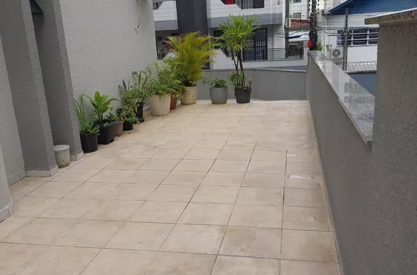 VENDO UM APARTAMENTO NA MEIA PRAIA BEM LOCALIZADO